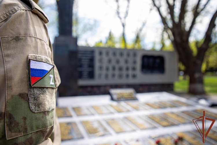 Росгвардейцы вместе с сотрудниками военной контрразведки восстановили мемориал воинам Великой Отечественной войны в ДНР (видео)