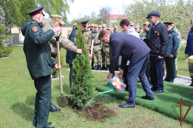 В Сарове высадили деревья в память о погибших росгвардейцах