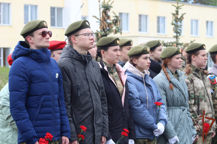 В Сарове высадили деревья в память о погибших росгвардейцах