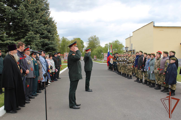 В Сарове высадили деревья в память о погибших росгвардейцах