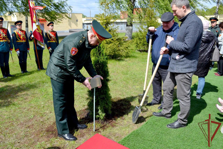 В Сарове высадили деревья в память о погибших росгвардейцах