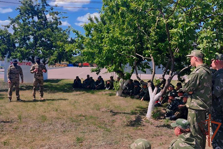 В преддверии Дня защиты детей росгвардейцы провели занятия с участниками военно-исторических сборов «Армата» в Белгородской области 