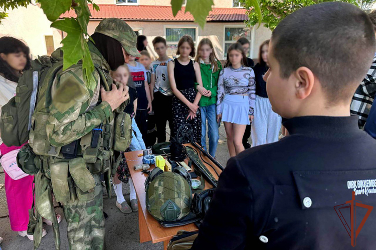 Бойцы Росгвардии провели патриотические встречи со школьниками Запорожской и Херсонской областей 