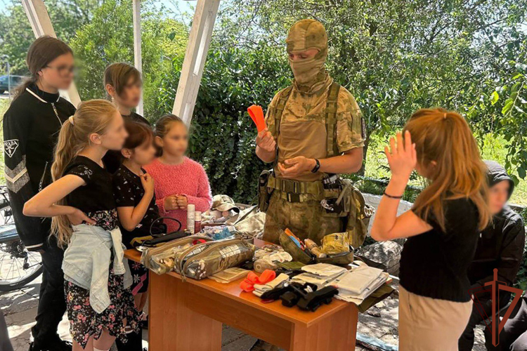 Бойцы Росгвардии провели патриотические встречи со школьниками Запорожской и Херсонской областей 