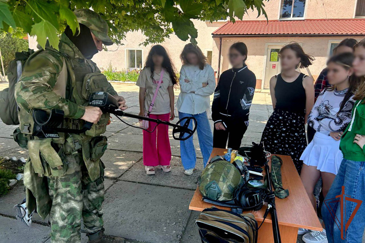 Бойцы Росгвардии провели патриотические встречи со школьниками Запорожской и Херсонской областей 