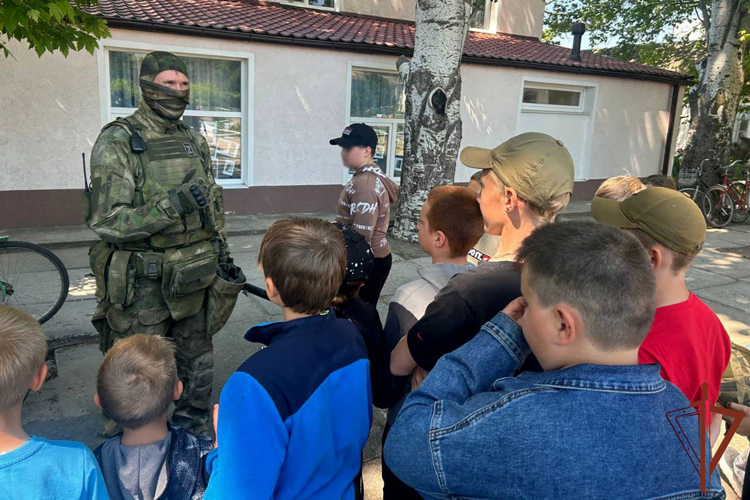 Бойцы Росгвардии провели патриотические встречи со школьниками Запорожской и Херсонской областей 