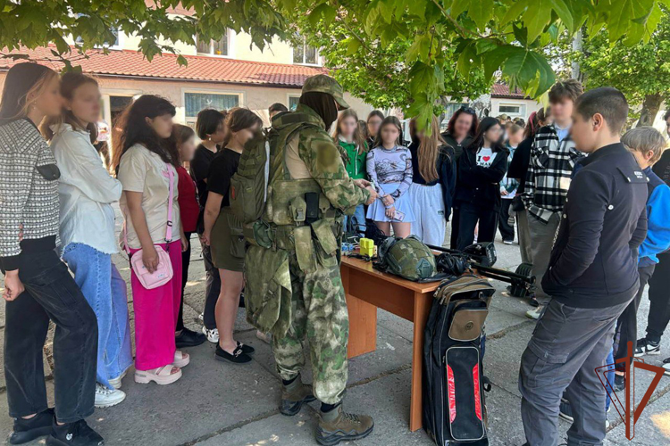 Бойцы Росгвардии провели патриотические встречи со школьниками Запорожской и Херсонской областей 
