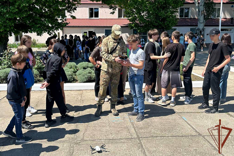 Бойцы Росгвардии провели патриотические встречи со школьниками Запорожской и Херсонской областей 