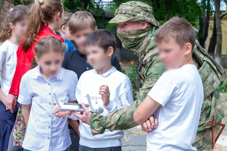 Росгвардейцы поздравили воспитанников школы-интерната в Херсонской области с наступающим Днем защиты детей (видео) 