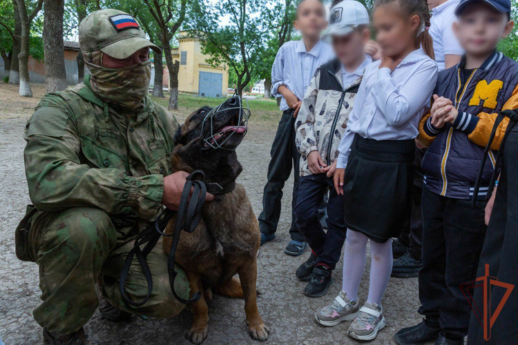 Росгвардейцы поздравили воспитанников школы-интерната в Херсонской области с наступающим Днем защиты детей (видео)