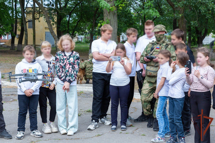 Росгвардейцы поздравили воспитанников школы-интерната в Херсонской области с наступающим Днем защиты детей (видео) 