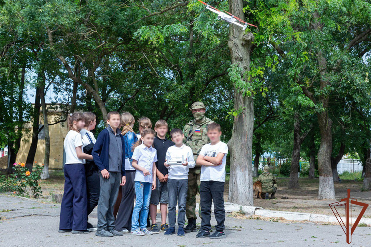 Росгвардейцы поздравили воспитанников школы-интерната в Херсонской области с наступающим Днем защиты детей (видео) 