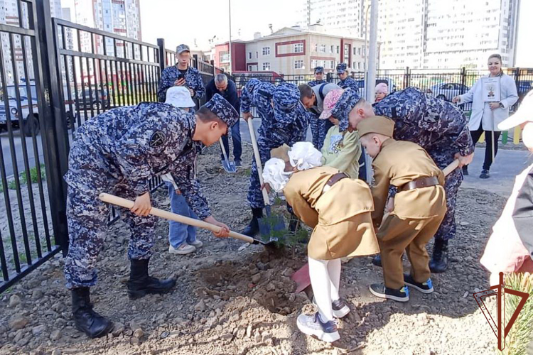 Сотрудники Росгвардии в Санкт-Петербурге приняли участие в акции «Сирень Победы»