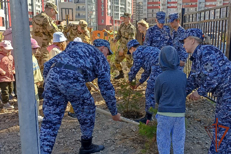 Сотрудники Росгвардии в Санкт-Петербурге приняли участие в акции «Сирень Победы»