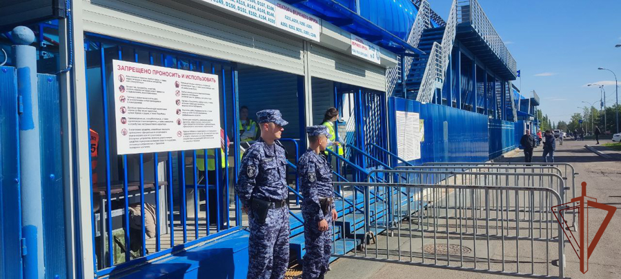 Росгвардейцы обеспечили правопорядок во время проведения  матча Чемпионата России по футболу в Оренбурге 