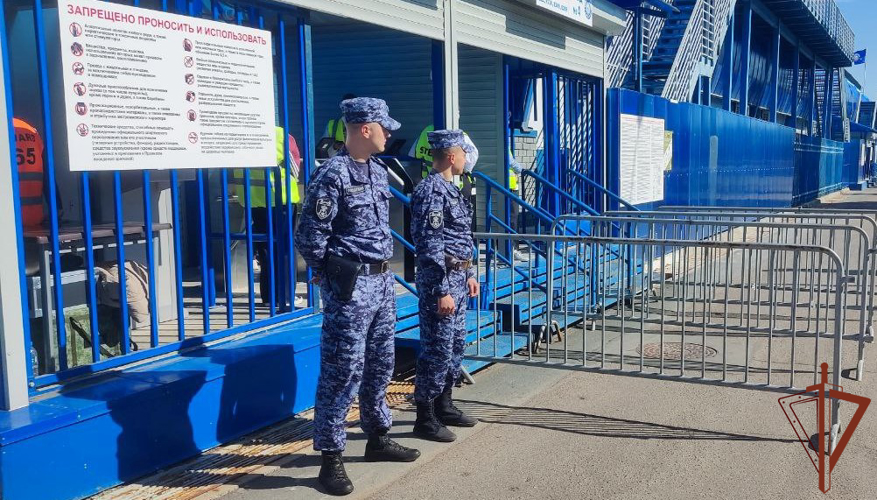 Росгвардейцы обеспечили правопорядок во время проведения  матча Чемпионата России по футболу в Оренбурге 