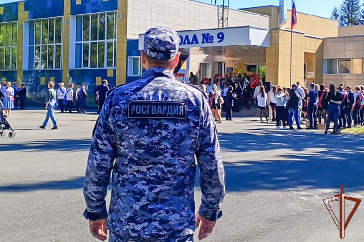 Безопасность Последних звонков обеспечили росгвардейцы в школах Сибири