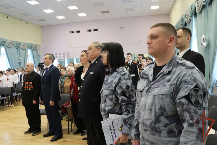 Парту Героя в честь бойца ОМОН Росгвардии открыли в московской школе