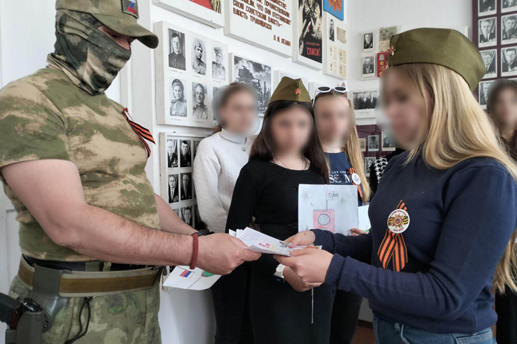 Росгвардейцы передали ветеранам Великой Отечественной войны в новых регионах письма с поздравлениями Президента России
