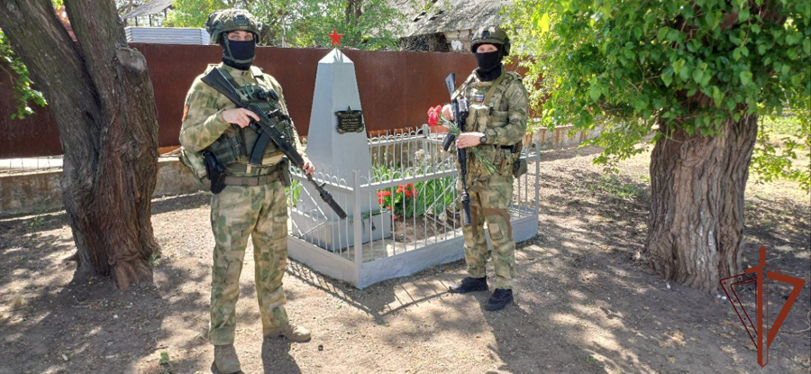 Росгвардейцы в ДНР восстановили памятник разведчику, погибшему в годы Великой Отечественной войны (видео)