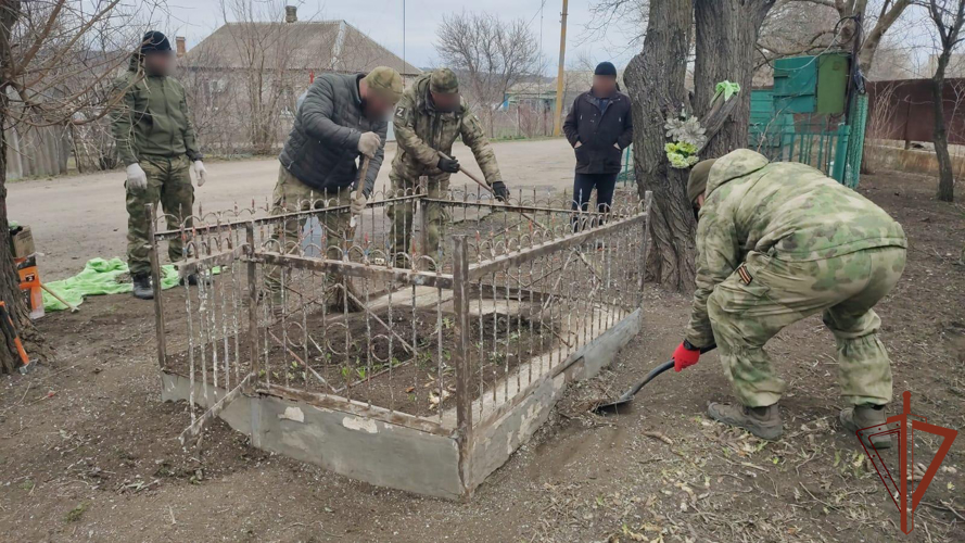 Росгвардейцы в ДНР восстановили памятник разведчику, погибшему в годы Великой Отечественной войны (видео)