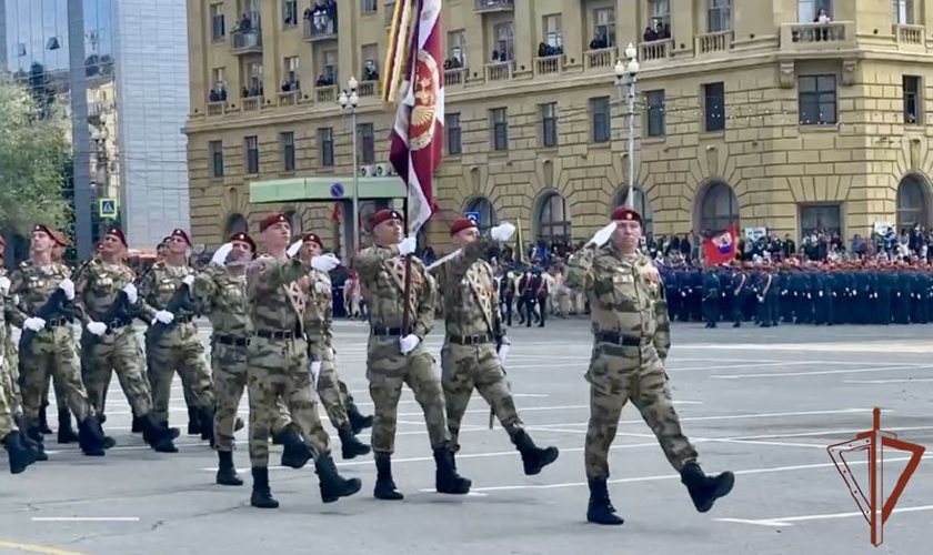 В День Победы росгвардейцы прошли торжественным маршем по главным площадям российских городов (видео)  