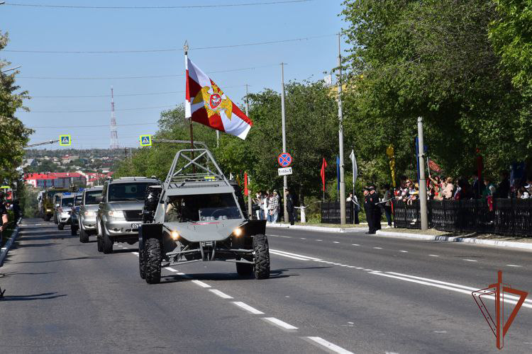 В День Победы росгвардейцы прошли торжественным маршем по главным площадям российских городов (видео)  