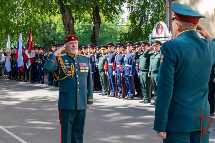 Кадеты-выпускники простились со Знаменем президентского училища Росгвардии (видео)