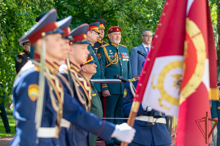 Кадеты-выпускники простились со Знаменем президентского училища Росгвардии (видео)