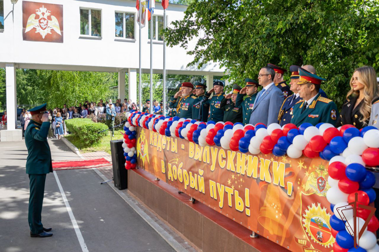 Кадеты-выпускники простились со Знаменем президентского училища Росгвардии (видео)