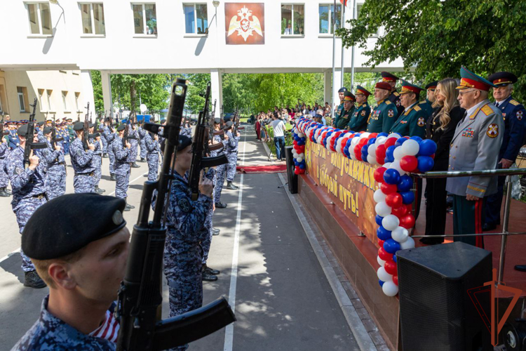 Кадеты-выпускники простились со Знаменем президентского училища Росгвардии (видео)