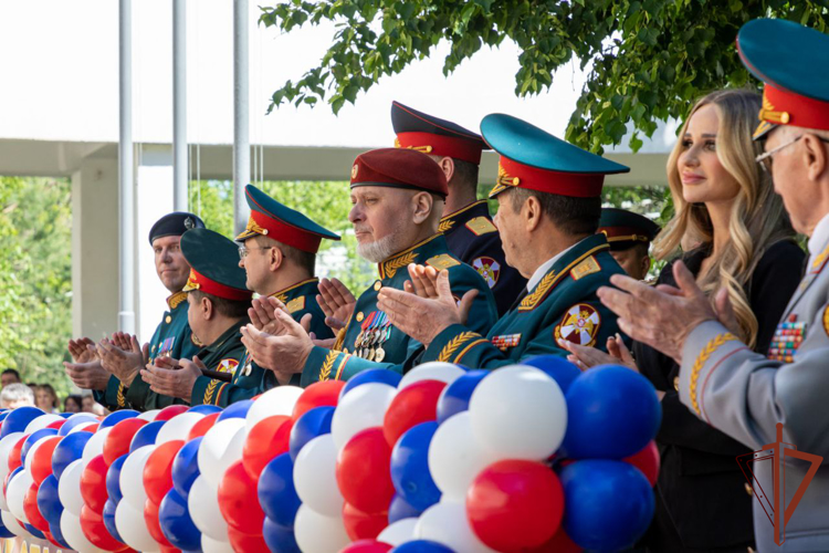 Кадеты-выпускники простились со Знаменем президентского училища Росгвардии (видео)