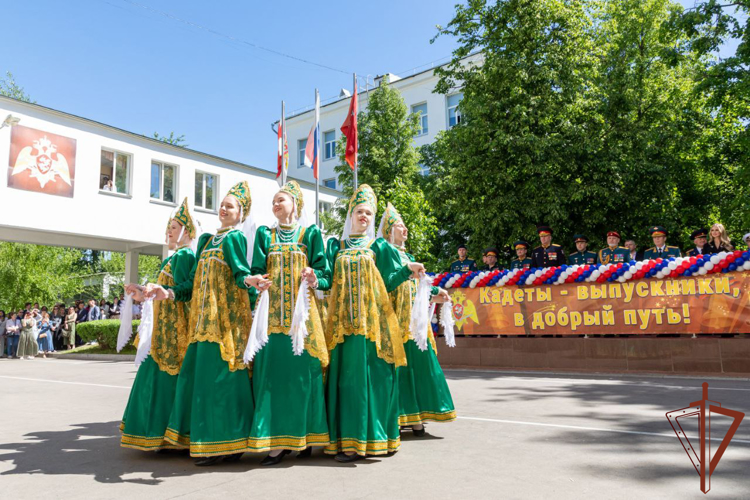Кадеты-выпускники простились со Знаменем президентского училища Росгвардии (видео)