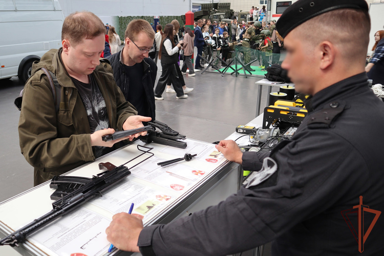 Выставка Росгвардии «День передовых технологий обеспечения безопасности личности, общества и государства – 2024» продолжает работать в Красноярске (видео)
