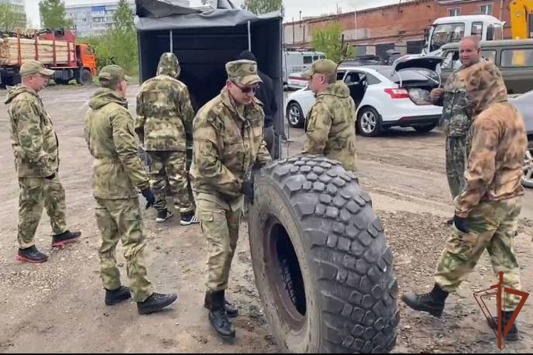 Помощь в погрузке более 60 тонн гуманитарного груза в зону СВО оказала Росгвардия в Томске