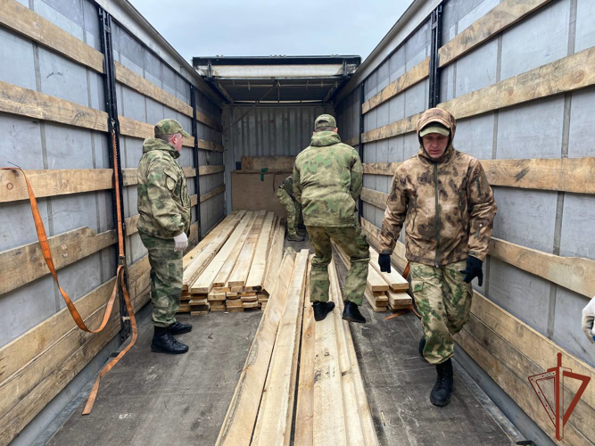 Помощь в погрузке более 60 тонн гуманитарного груза в зону СВО оказала Росгвардия в Томске