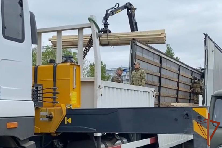 Помощь в погрузке более 60 тонн гуманитарного груза в зону СВО оказала Росгвардия в Томске