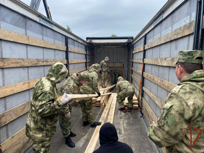 Помощь в погрузке более 60 тонн гуманитарного груза в зону СВО оказала Росгвардия в Томске