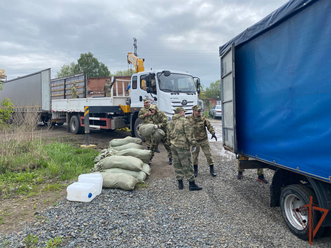 Помощь в погрузке более 60 тонн гуманитарного груза в зону СВО оказала Росгвардия в Томске