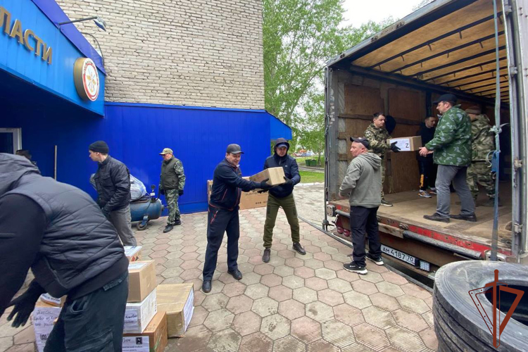 Помощь в погрузке более 60 тонн гуманитарного груза в зону СВО оказала Росгвардия в Томске