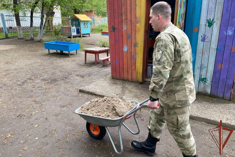 Росгвардейцы благоустроили территорию детского сада в Томской области