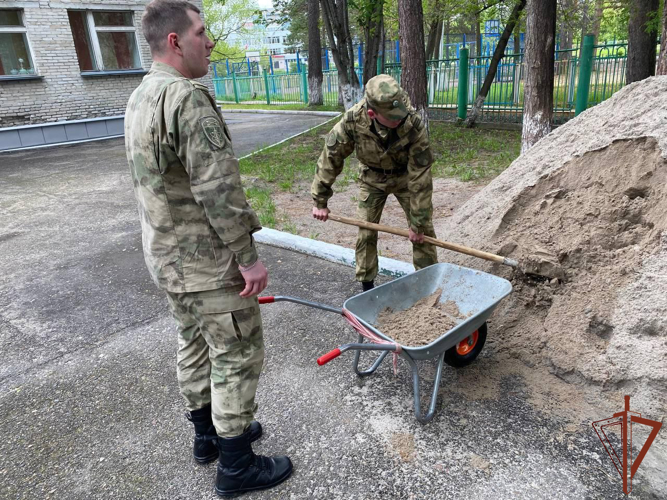 Росгвардейцы благоустроили территорию детского сада в Томской области