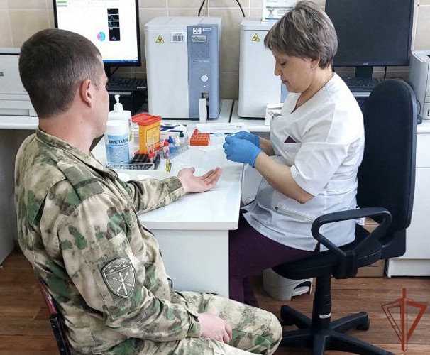 Росгвардейцы из Иркутской области сдали кровь для помощи детям