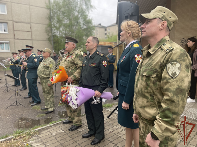 Росгвардия поздравила со 101-летием ветерана Великой Отечественной войны и войск правопорядка в Иркутской области