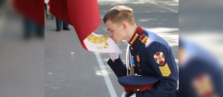 Кадеты-выпускники простились со Знаменем президентского училища Росгвардии (видео)