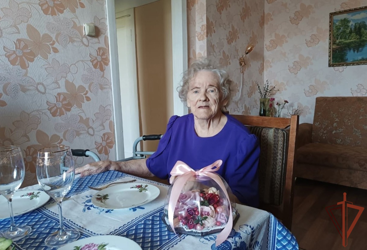 В Карелии сотрудники вневедомственной охраны Росгвардии поздравили с 87-летием ветерана службы