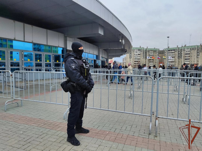 Росгвардейцы обеспечили правопорядок в День весны и труда на Урале