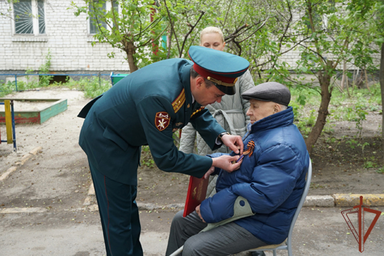 Военнослужащие Росгвардии прошли торжественным маршем в Ульяновске перед домом ветерана Великой Отечественной войны