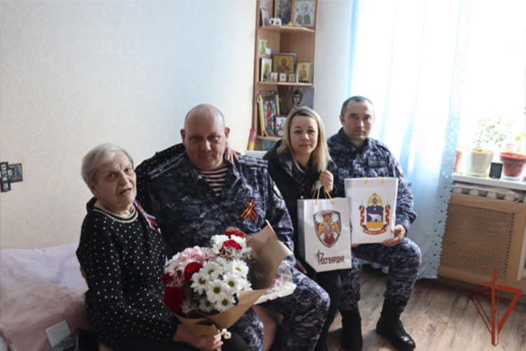 Росгвардейцы Восточного округа навестили ветеранов в канун Дня Победы