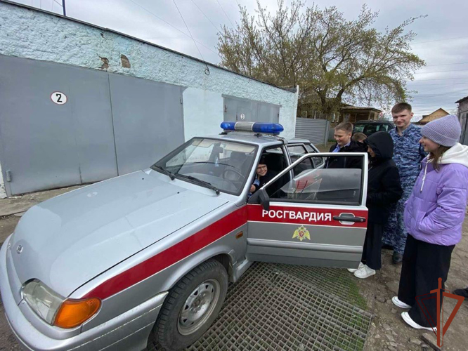 Росгвардейцы встретились с подшефными школьниками на Урале   